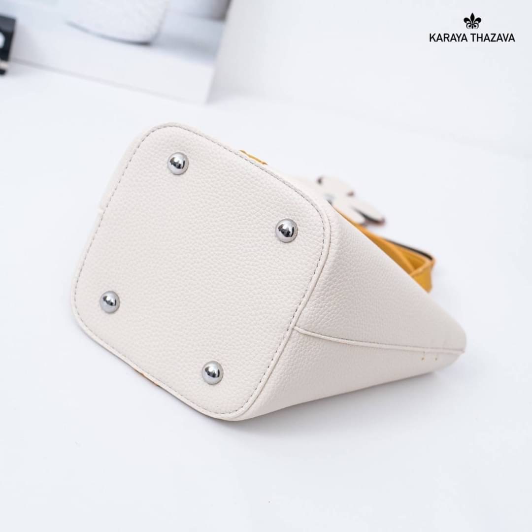 แบรนด์แท้ KARAYA รุ่นใหม่ ทรงถัง ภายในกว้างจุของได้เยอะคะ แถมฟรีพวงกุญแจ น่ารักมาก