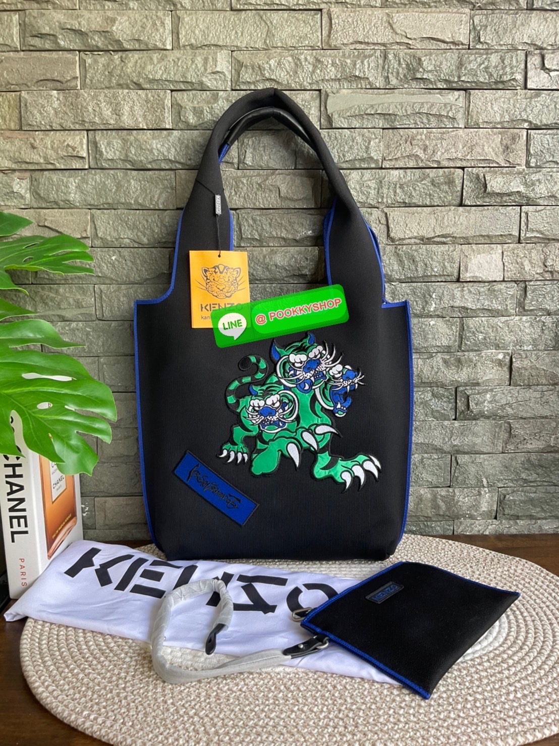 🚚 พร้อมส่ง 🚚 KENZO X KANSAI YAMAMOTO TIGER TOTE BAG กระเป๋าสะพายไหล่ ทรง โท้ทิสี ดำ และ น้ำเงินเข้ม x คันไซ ยามาโมโตะ Three Tigers จาก KENZO โดดเด่นด้วยลวดลายปัก วัสดุเป็นผ้าอย่างหนานุ่มคุณสมบัติพิเศษเฉพาะแบรนด์ น้ำหนักเบามากๆ หูหิ้วด้านบน