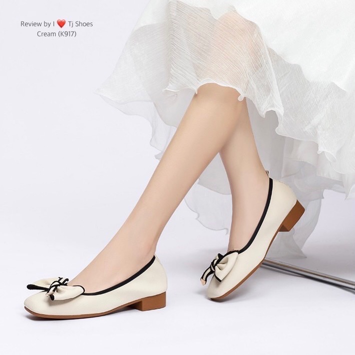 พร้อมส่งรองเท้าคัชชูนำเข้า ขายดีสุดๆ หนังรุ่นนี้คือดีนิ่มมาก ทรงสวย สวมใส่ง่าย แต่งด้วยโบว์น่ารักๆ ใส่ได้เรื่อยๆ เรียบหรูดูดีมาก ใส่สบาย ส้นงอได้ช่วยลดแรงกระแทกเวลาเดินได้ดี แมทกับชุดง่าย ใส่กับอะไรก็น่ารักสุดๆ ควรมีไว้เป็นคู่โปรด ของจริงงานดีมากสวยมาก ตร