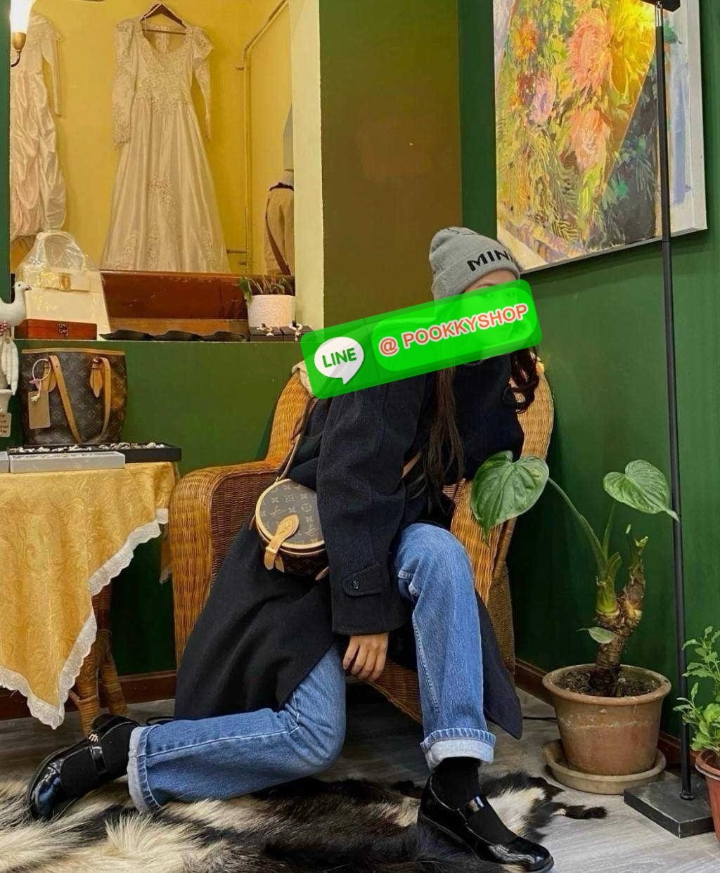 LV TAMBOURIN CROSSBODY BAG 🔆 Details รุ่นลิมิเต็ดหายาก กับกระเป๋าสะพายทรงสวย ดีไซน์คลาสสิค เปิด-ปิดด้วยกนะดุมแม่เหล็ก สายสะพายในตัว ปรับได้ หรือซ่อนสายและถือเป็น clutch ออกงานก็ได้ ดูแพงมากๆ ภายในเป็นช่องโล่ง ใส่ของจุกจิกได้ ของจำเป็นได้ โทรศัพท์ไ