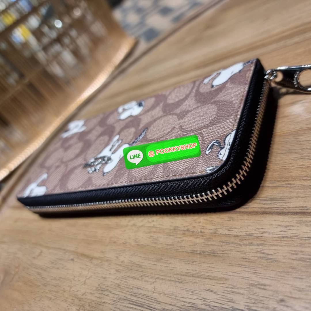 COACH C4596 COACH x PEANUT ACCORDION ZIP WALLET IN SIGNATURE CANVAS WITH SNOOPY PRINT คอลเลคชั่นใหม่ล่าสุด 2IN1 ไปอีก กระเป๋าสตางค์กึ่งคล้องมือ ลายสนูปพี น่ารักน่าใช้ สีคลาสสิค ใช้ได้ตลอดกาลไม่มีตกเทรนด์ วัสดุหนังแคนวาสเคลือบลาย มาพร้อมสายคล้องมือ ถอดออกไ