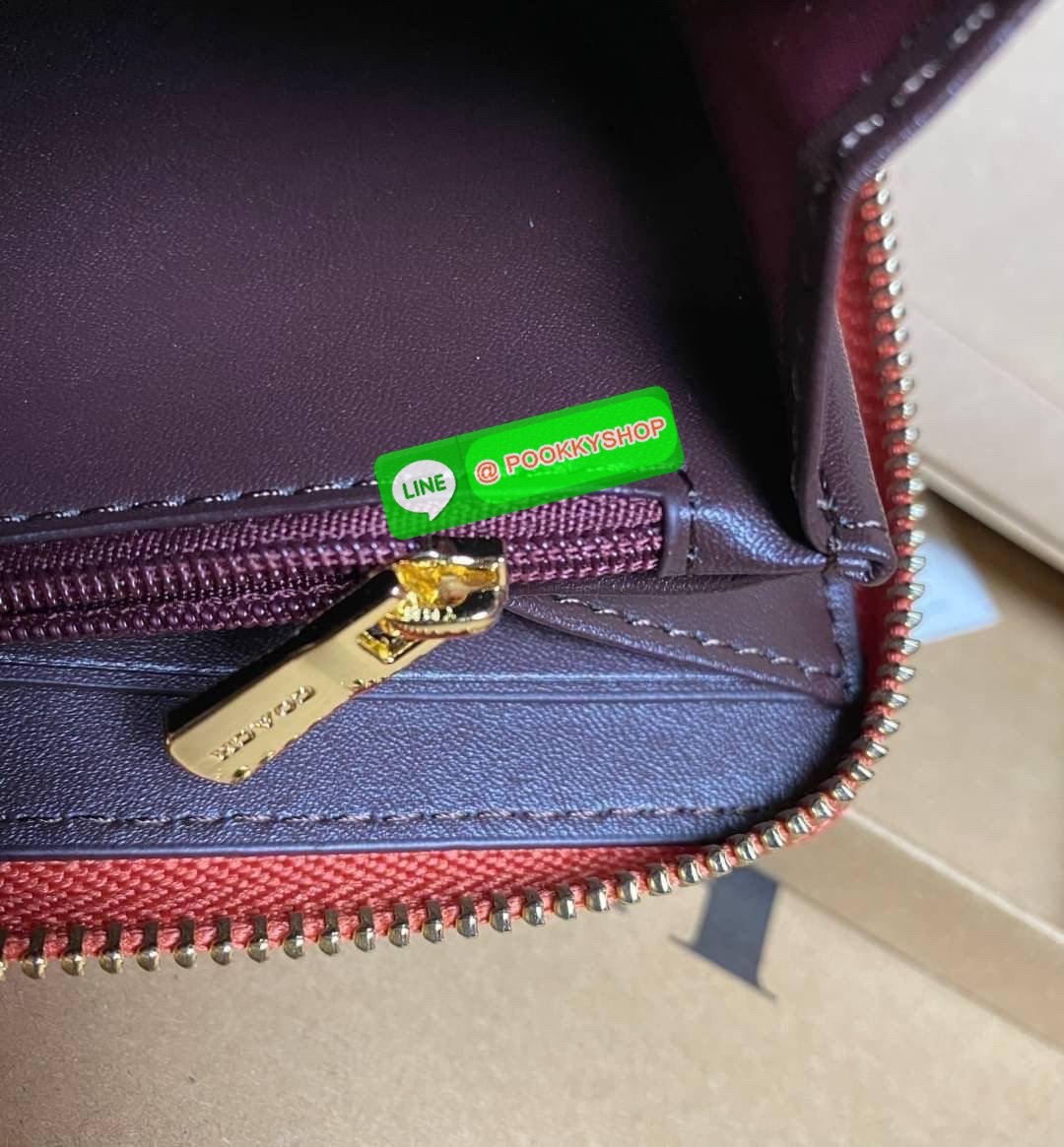 COACH ACCORDION ZIP WALLET IN SIGNATURE CANVAS กระเป๋าสตางค์ใบยาว ซิปรอบ ใช้งานง่าย ด้วยฟังค์ชั้น ด้านใน ใส่บัตรได้จุใจ มีช่องซิปใส่เหรียญตรงกลาง โดนใจหลายๆคนไปเรียบร้อยและคลาสสิค เรียบหรูดูแพงตลอดกาล ยกให้รุ่นนี้เลย