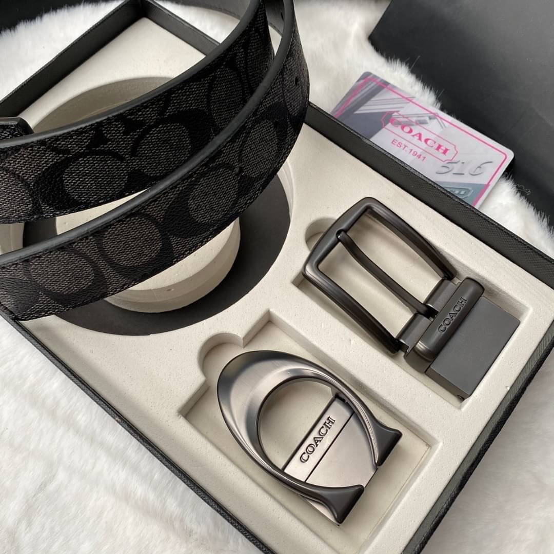 Set เข็มขัด coach 2 หัว ใส่แบบเจาะรูเข็มขัด สายลายC นูนสลับกับด้านเรียบ สลับใช้ได้ 2 ด้าน ทั้งยังสามารถเจาะรูเพิ่มได้ รุ่นนี้มาพร้อมป้ายแท็กแบรนด์ หัวเข็มขัดใส่ได้ง่าย ถอดได้ไม่ยาก ซื้อเป็นของขวัญของฝาก ดูดีมากๆเลยนะคะ