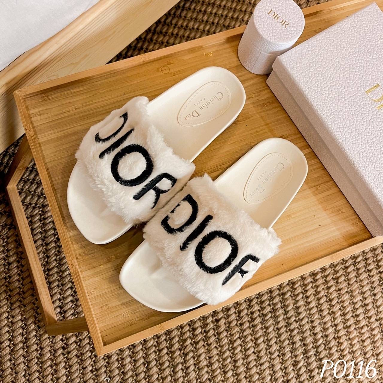 พร้อมส่ง มาใหม่ สวยมาก แตะ D io r งานปักบนขนเฟอร์ งานน่ารักค่ะ หนังนุ่มใส่สบายค๊า