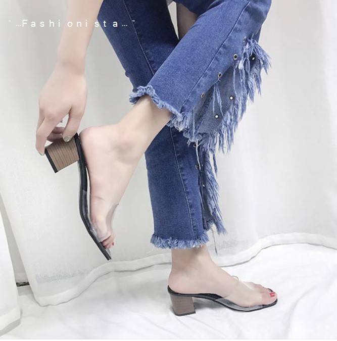 มาถึงแล้วจ้าา แบบขายดีลูกค้าถามหากันเยอะ รองเท้าทรงสวมส้นใหญ่ วัสดุ pu คัตติ้งแน่น สายคาดหน้าเป็นพลาสติกใส เนื้อหนานิ่ม ใส่สบายไม่บาดเท้า ส้นลายไม้ คู่นี้เน้นความเปลือยเท้า ส้นไม่สูงมากเดินง่าย แต่ใส่แล้วดูขาเรียวยาวขึ้น สวยเป๊ะดูแพงเลยค่ะ งานจริงเหมือนแบ