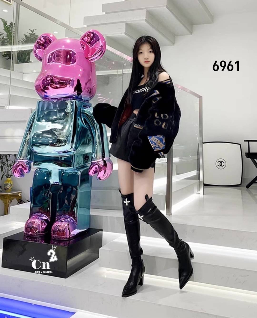 รองเท้าบูทข้อสูง ลุคสนามบิน ซีซั่นนี้คือของที่ต้องมีค่าาหนังนิ่มการตัดเย็บเนียบ ใส่ง่ายการดีไซน์ทรงส้นสูงดูเก๋ งานดีมากกันน้ำ กันฝน ใส่เดินลุยหิมะ ใส่เช็คอินที่เที่ยวสวยๆเริ่ดมาก สาวสายแฟต้องไม่พลาดจ้า