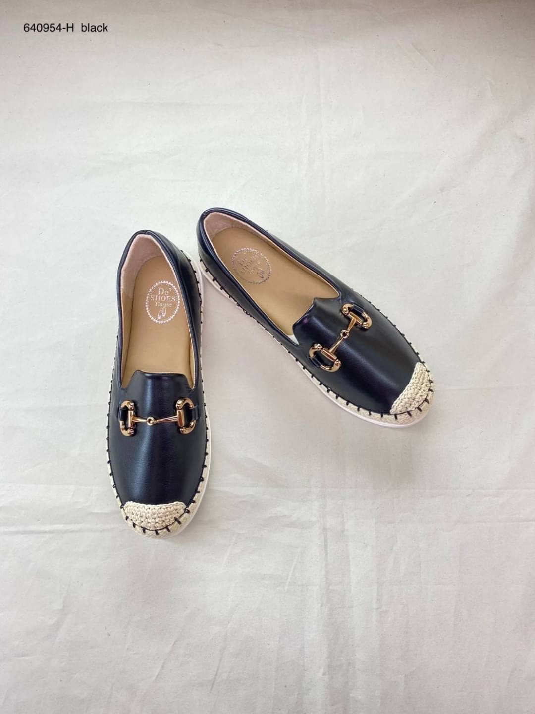 สินค้าขายดี พร้อมส่ง อร๊ายย รองเท้า slip on เป็นงานเรียบๆ แต่ดูดีมากค่า รุ่นที่สาวๆตามหามาแล้วจ้า งานสวยๆเกร๋ๆ ต้องรุ่นนี้เลยคะ รองเท้ารุ่นนี้สาวๆควรมีติดตู้ จะแมตช์กับกระโปรง👗หรือกางเกง👖 ก็น่ารักของมันต้องมีค่า