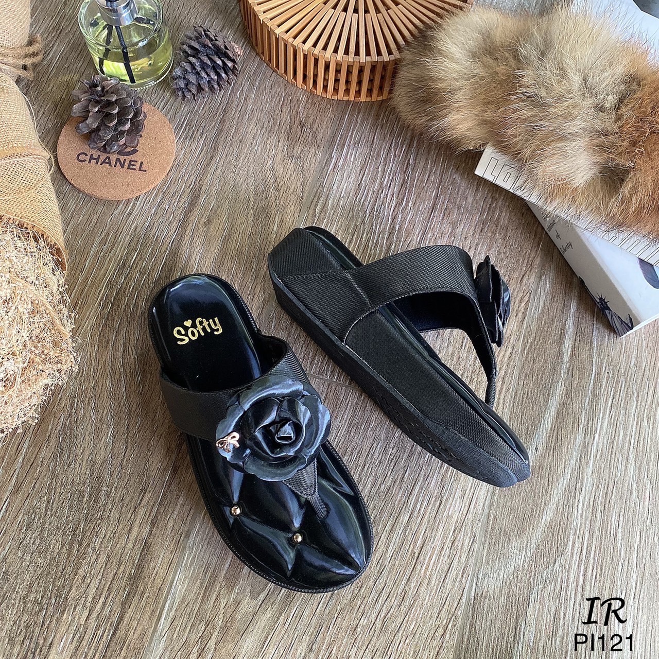 แบบขายดี!!! พร้อมส่ง รองเท้าโซฟา สไตล์ Shu Berry แบรนด์ดัง ผ้าวิ้งๆแต่งดอกกุหลาบด้านในซับนวมกำมะหยี่ พื้นฝังหมุดทองกลม ส้นหนา 1.5 นิ้ว พื้น Soft comfort งานhigh quality ได้ลองแล้วจะหลงรักเลยค่า