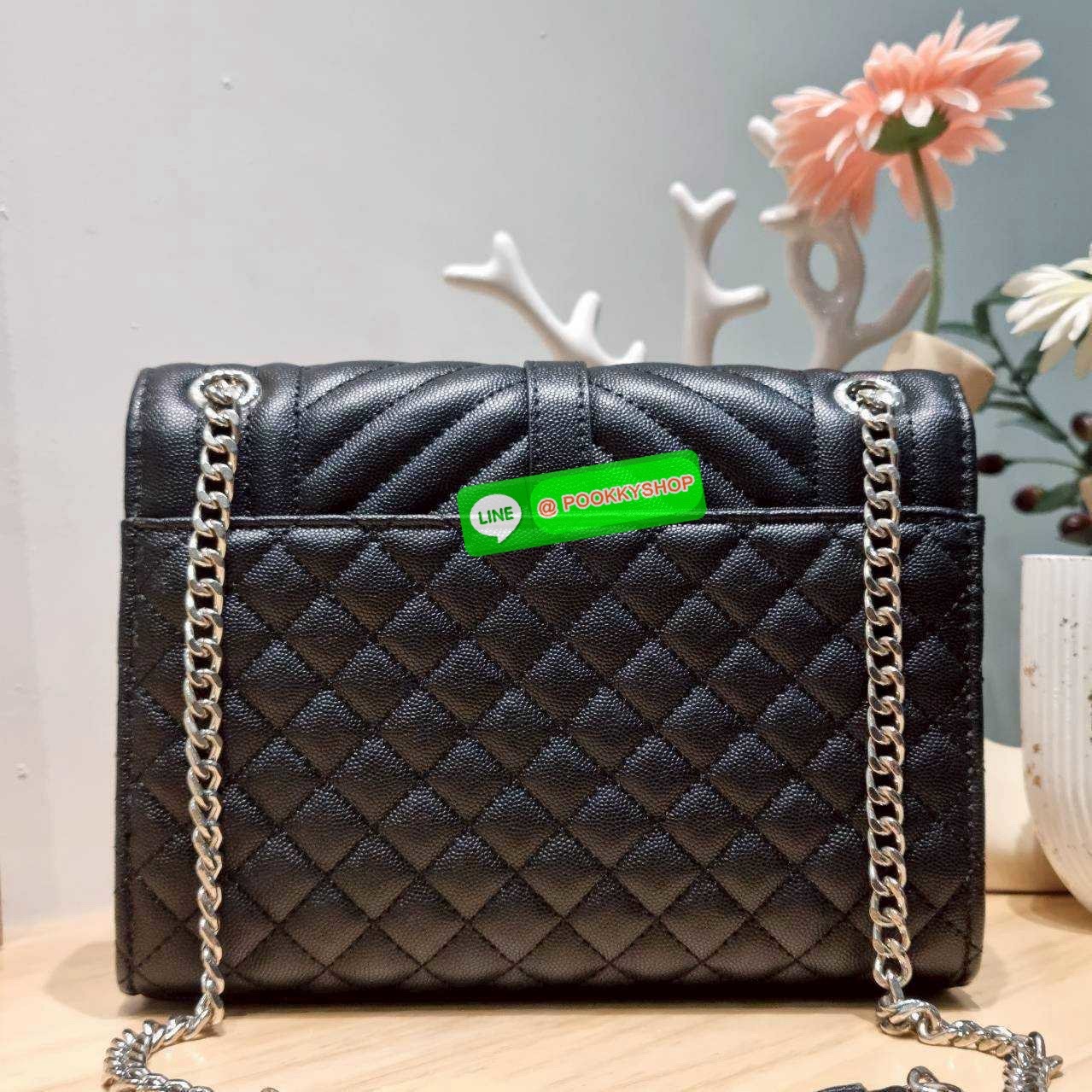 🔆 Model YSL envelope medium shoulder bag กระเป๋าสะพายไหล่สุดฮอต จากเคาน์เตอร์ dutyfree ทรง envelope ดีไซน์เรียบหรู ดูติดแกลมสุดๆ โดดเด่นด้วยโลโก้ด้านหน้า เพิ่มดีเทลความผู้ดี ใช้งานง่ายเพียงแค่เปิด-ปิดด้วยกระดุมแม่เหล็ก ภายในแบ่งสัดส่วนได้ดี มีช่อง