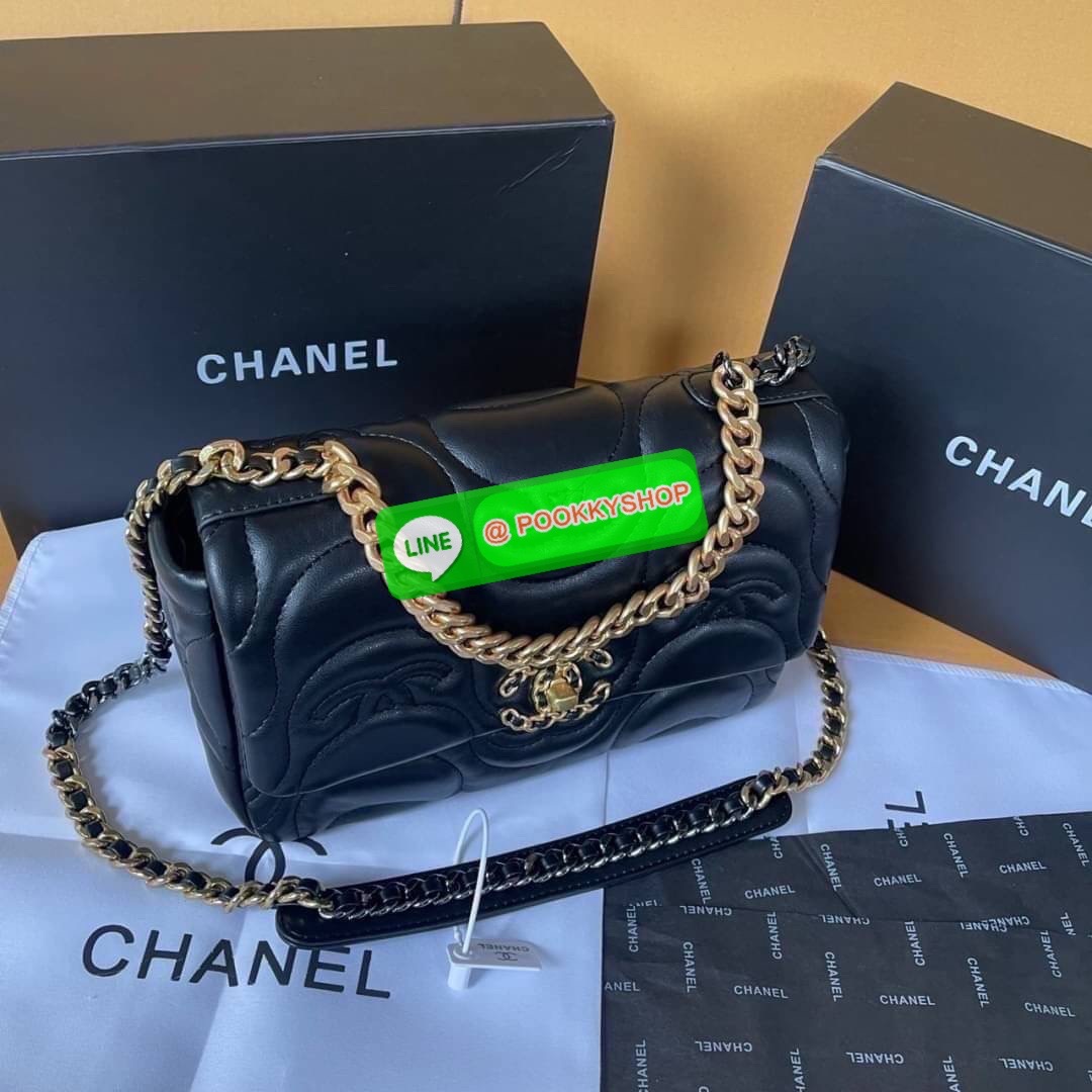 Chanel อเนกประสงค์ รุ่น Limited edition ลายวินเทจแบรนด์ หนังแกะ พร้อมสายยาวโซ่ต่อหนัง น้ำหนักเบา ภายใน มีช่องซิปเปิดปิดด้วยฝาปิดตัวล็อค มีช่องหลัง ใส่กระเป๋าสตางค์ใบยาวได้ค่ะ ตัวจริงสวยมากๆถูกใจรีบจองนะคะ ใส่มือถือได้ทุกรุ่น สะพายเป็นสายคู่ หรือ สะพายยาวไ