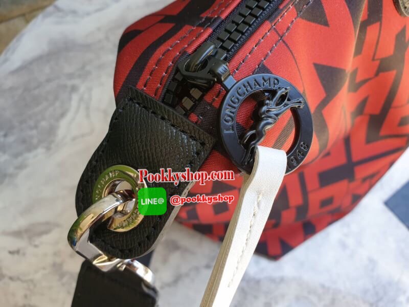 LE PLIAGE LGP TOP HANDLE BAG M รายละเอียด • วัสดุ: ผ้าใบ • อะไหล่: นิกเกิล • ตัวกระเป๋า: ผ้าใบโพลีอะไมด์เคลือบด้านใน • ตกแต่ง: หนังวัว รายละเอียดภายนอก • การปิด: ซิปและกระดุมสแน๊ป • สายสะพาย: ถอดออกได้ • ช่อง: 1 รายละเอียดภายใน • ช่องใส่ของ: 1 • จุของได้เ