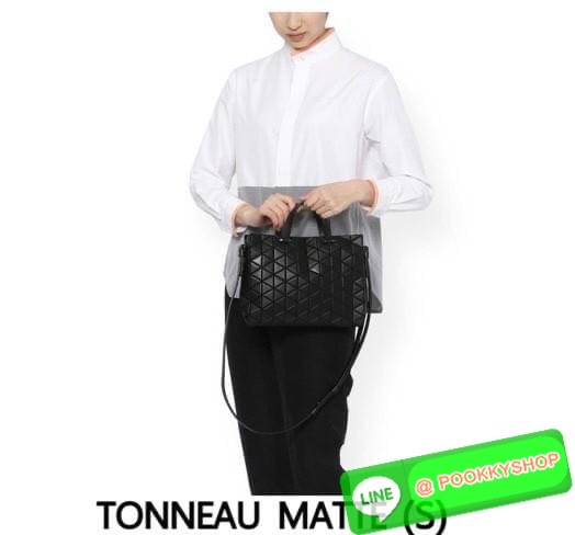 Bao Bao issey Miyake Tonneau Small Matte Bao Bao Issey Miyake รุ่น TONNEAU (ทอนโนะ) กระเป๋าทรง Boston Bag ที่โดดเด่นด้วยลายแพทเทิร์น 3 เหลี่ยมด้านเท่าเรียงต่อกัน ทำให้กระเป๋าใบนี้มีความโดดเด่นทั้งในเรื่องของดีไซน์ที่ทันสมัย และการใช้งานที่ครบทุกฟังก์ชั่น