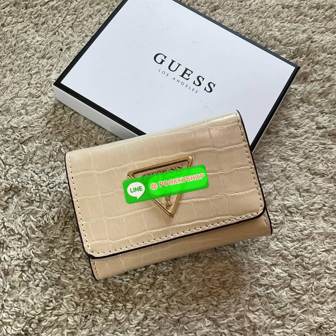 รุ่นใหม่ล่าสุด! GUESS SHORT WALLET กระเป๋าสตางค์ใบสั้นสองตอน วัสดุตัวหนังลายสวยหรูพิมพ์ลายทั้งใบ เปิดปิดด้วยกระดุม ด้านในบุผ้าปั้มแบรนด์มีช่องใส่รูป และใส่บัตรได้อีกหลายช่อง มาพร้อมช่องใส่ธนบัตรหนึ่งช่อง สวยคุ้ม สไตล์มินิ สำหรับคนไม่ชอบพกเงินเยอะ แนะนำใบน