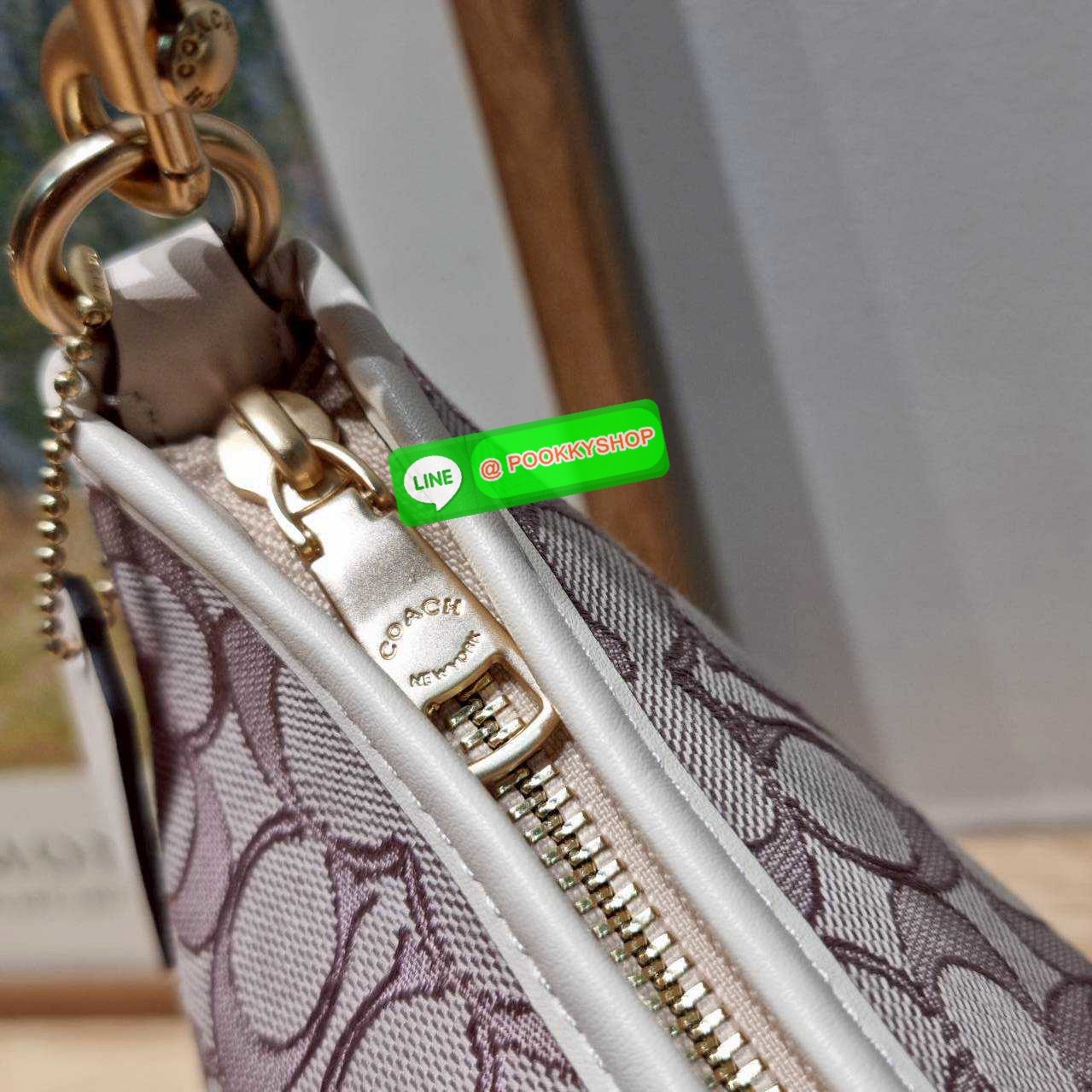 Coach CBS71 Laurel Signature shoulder bag มาใหม่เลย! กับกระเป๋าสะพายทรงยอดฮิต ในโทนสีน่ารักสุดจะคิวท์ มีให้ทั้งสายคล้องไหล่ และสายสะพายข้าง ใช้แมทช์ได้กับทุกลุคทุกสไตล์ ภายในเป็นช่องโล่ง มีซิปและช่องย่อย จุของได้เยอะกว่าที่เห็นมากๆ