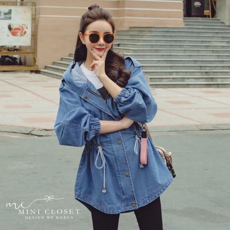 🙆🏻♀️Denim Hood Jacket🙆🏻♀️ เสื้อคลุมอีกรุ่นที่แพตเทิ้นเป๊ะ ใส่สวยปัง กับแจ็คเก็ตยีนส์ฮู้ด แขนสม๊อกยางยืด เวลาใส่น่ารักดีค่ะ มีเชือกที่ขอบเอวรูดรัด ยาวคลุมสะโพก โอเวอร์ไซส์เก๋ๆค่ะ