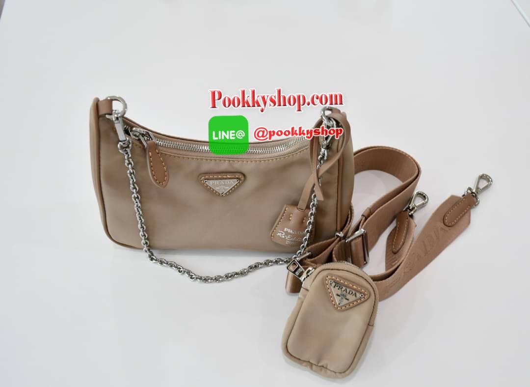 PRADA nylon mini รุ่นใหม่ มาแรง!!! ไอเท็มยอดฮิต วัสดnylon กันน้ำ มีสาย2แบบ สายยาวปรับระดับได้ฟรีไซด์และสายโซ่คล้องแขน มีป้ายแท็คหนัง อย่างดี และกระเป๋าใส่เหรียญน่ารักๆ อะไหลเงินปั้มแบรนด์แท้ทุกจุด ทรงสวย ถอดเปลี่ยนสายได้ เปิดปิดด้วยซิป ด้านในมีป้ายโลหะแบร