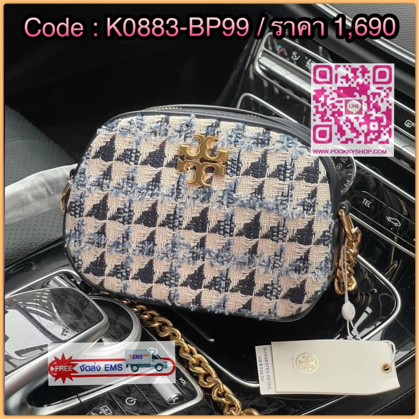 Tory burch kira chevron tweed small camera bag สาว ๆ ลุคคุณหนูไม่ควรพลาด Collection นี้เลยนะคะ เพราะ Kira Chevron เป็นรุ่นที่ตอบโจทย์และครองใจสาว ๆ ได้อย่างแท้จริง ลวดลายบนกระเป๋าแบบกราฟฟิคมีเท็กเจอร์ ทำให้กระเป๋าดูมีราคามากยิ่งขึ้น มาพร้อมกับโลโก้ Double