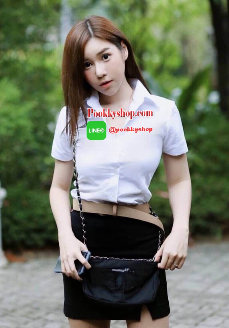 ไอเท็มแนะนำ! รุ่นใหม่ล่าสุด Chanel Cosmetic Cluth Bag With Chain กระเป๋าถือหรือสะพายพรีเมี่ยมเเท้จาก Chanel Cosmetic Counter VIP Gift วัสดุ Nylon&Polyester 100% สีดำประดับโลโก้แบรนด์วิ้งๆสวยหรูดูดี เปิดปิดด้วยซิป หัวซิปแบรนด์อะไหล่ทอง ซับในสกรีนโลโก้ ภายใ