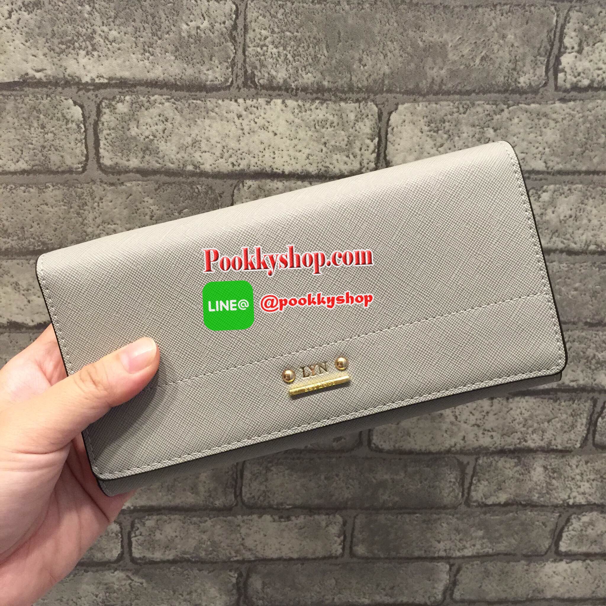 New Arrival!! LYN CLARLYNNA WALLET กระเป๋าเงินใบยาว ด้านหน้าแต่งโลโก้แบรนด์สีทองหรู เปิดปิดด้วยกระดุม ด้านในมีช่องใส่บัตร 10 ใบ พร้อมช่องซิปใส่เหรียญและช่องธนบัตร 2 ช่องใหญ่ เป็นกระเป๋าเงินที่สวยเรียบหรูมากๆค่า