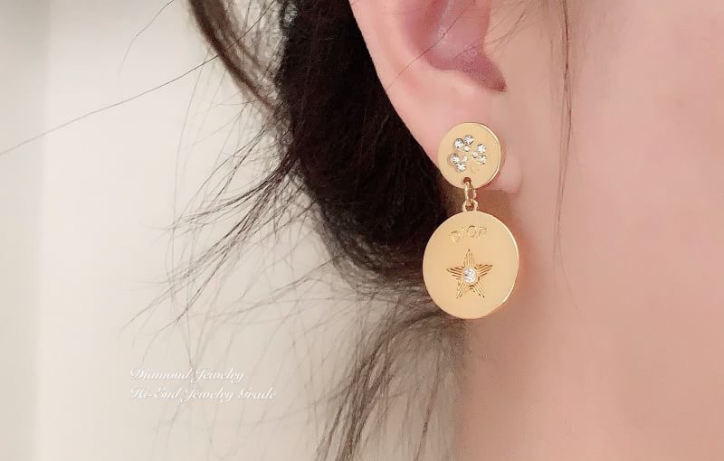 Super Hi-End Quality !!!! ((งาน 1:1 เหมือนในช็อปมากที่สุดในท้องตลาด)) Christian Dior Earring ต่างหูดิอองาน 1:1 เหมือนของแท้เป๊ะๆค่ะ รับรองงานสวยมากกกกก ดูหรู ดูผู้ดีสุดๆ งานดี เพชรคุณภาพดีมากๆมากๆคะรับประกันความพอใจเลยค่ะ ตัวเรือนสีทองเหมือนช็อปค่ะ ไฮโซมา