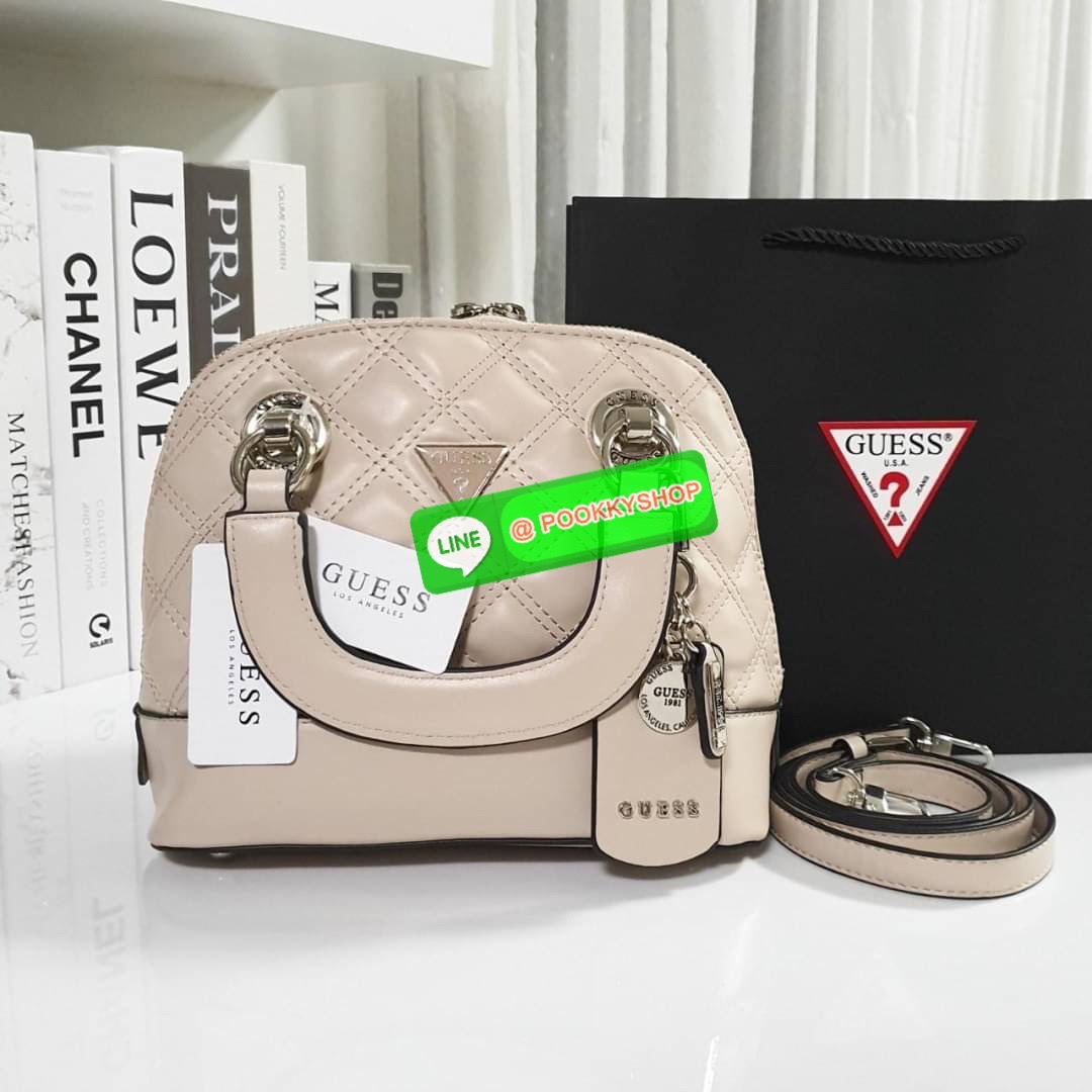 NEW ARRIVALS!! ✨ กระเป๋าถือทรงหรู GUESS CESSILY SMALL DOME SATCHEL HANDBAG วัสดุหนังสังเคราะห์นิ่มมืออะไหล่เงินทั้งใบ มีพวงกุญแจกิมมิคแบรนด์ประดับด้านหน้า เปิดปิดด้านซิปยาว ด้านในใส่กระเป๋าสตางค์ใบกลาง มือถือ ได้สะดวก พร้อมช่องซิป+ช่องใส่ของแยกให้
