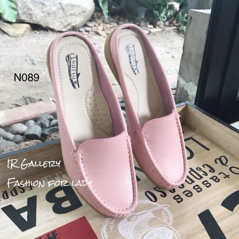 แบบขายดี!!! พร้อมส่ง รองเท้าลำลองที่มาพร้อมกับดีไซน์ทันสมัย วัสดุหนังแท้แบบเปลือยส้นพื้นนิ่ม ส้นยางกันลื่นหนา 1.5 นิ้ว ใส่สวยเก๋อย่างมีสไตล์ และรักษาสุขภาพเท้าไปในตัว