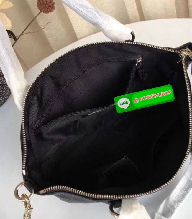 Coach F36675 Pebble Leather Satchel สีแดงหรูหรา | หนังแท้ | ทรงซิปบน | ใบใหญ่จุใจ❤️ สะดุดตาทุกมุมมองกับ Coach F36675 ใบใหญ่ทรงซิปบนที่ใช้งานได้ทุกวัน หนังแท้สัมผัสนุ่ม สีแดงหรูโดดเด่น ตัดกับฮาร์ดแวร์ทองอย่างลงตัว ใส่ของได้จุใจ ทั้งกระเป๋าสตางค์ มือ