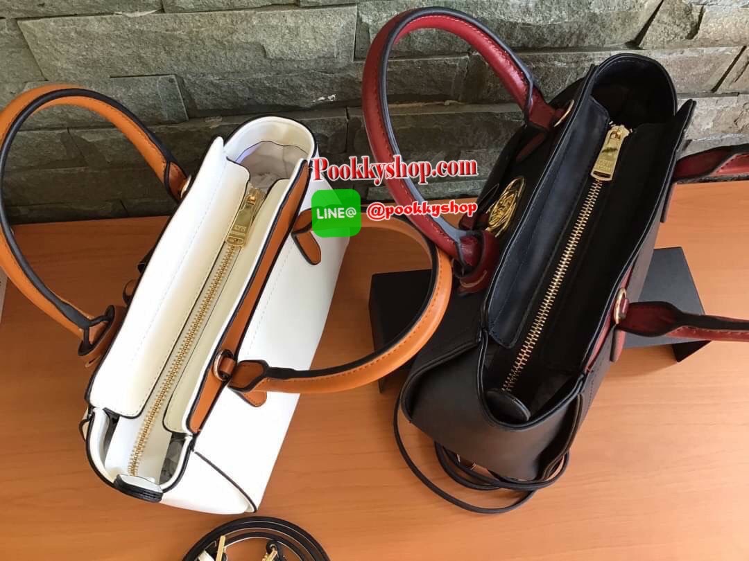 New Collection!!! LYN CROSSBODY BAG กระเป๋าสะพายไหล่ / กระเป๋าถือ ทรงปีกคอลเลคชั่นใหม่ สีทูโทน สวยโดดเด่น(!!)มาพร้อมกับรูปทรงดีไซน์สุดคลาสสิค ตกแต่งด้านหน้าห้อยพวงกุญแจ Lyn สุดเก๋ มาพร้อมกับสายสะพายยาวปรับระดับได้ เปิดปิดด้วยซิป ภายในโล่งกว้าง แยกเป็นสัดส