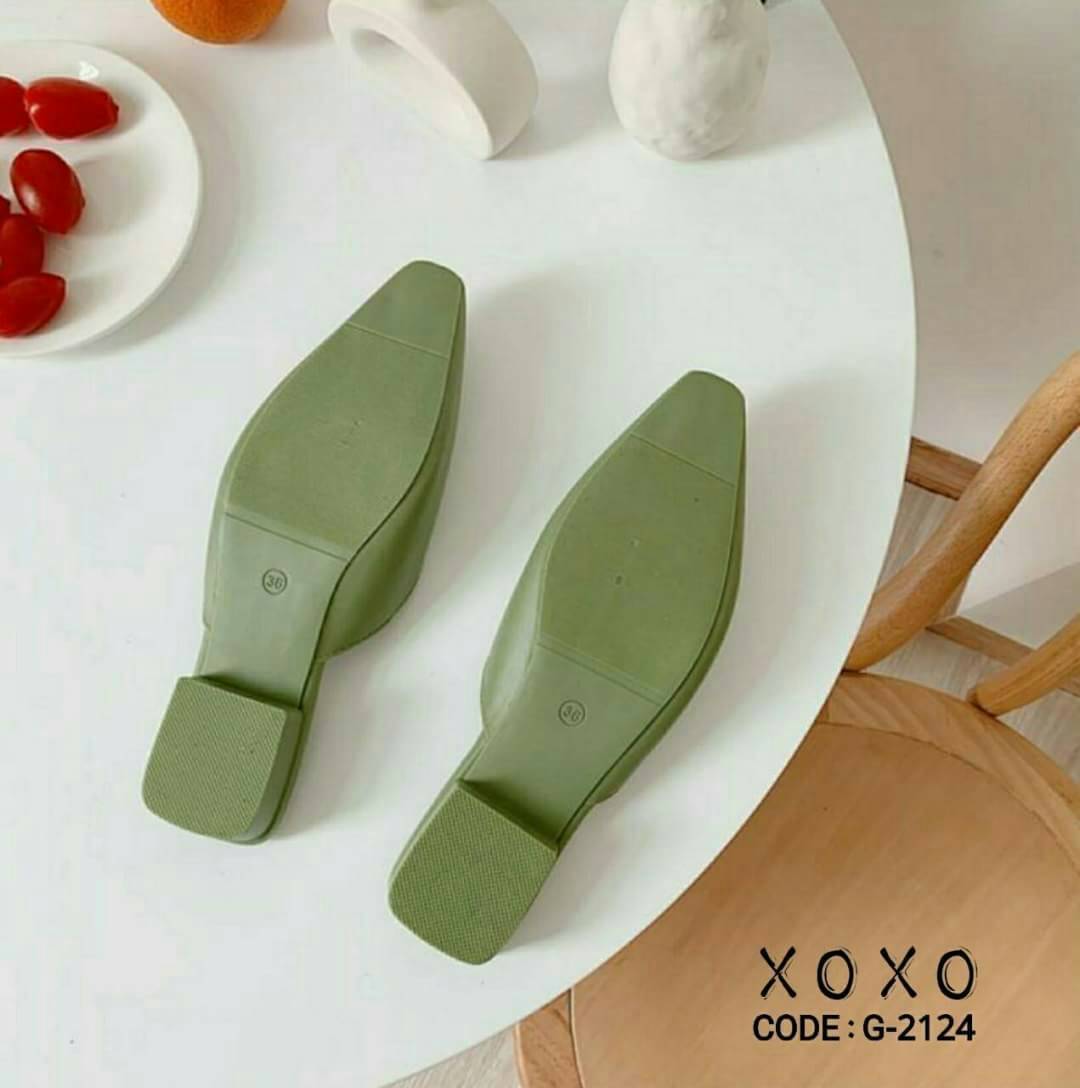 สินค้าพร้อมส่ง งานอย่างดี พร้อมกล่อง แตะสวม ใส่สบาย น้ำหนักเบา โดนน้ำได้ ด้านหน้าเชฟไล่วี ใส่แล้วเก็บทรงเท้า ดูขาเรียวยาว สีพสาเทล แมทส์ชุดง่าย มีส้นเล็กน้อยกำลังใส่สบาย วัสดุ PVC