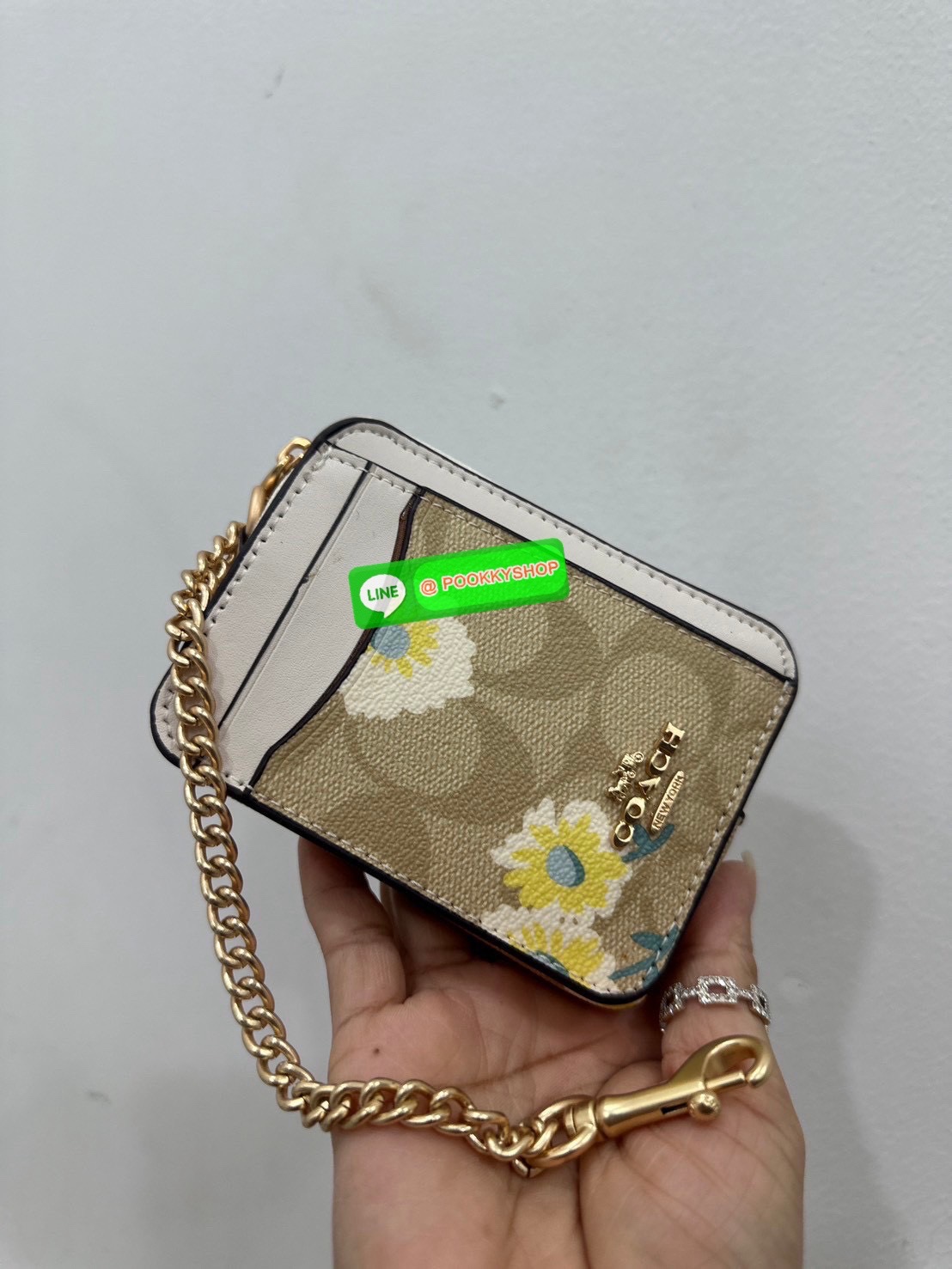 💗Coach C0058 Zip Card Case In Signature Canvas💗 กระเป๋าใบนี้นอกจากช่องใส่บัตรแล้ว ด้านหลังยังมีช่องสำหรับใส่ธนบัตรหรือเหรียญสามารถเปิดปิดได้ด้วยซิป เพิ่มลูกเล่นเป็นสายโซ่คล้องมือ หรือคล้องกับกระเป๋าก็ได้เช่นกัน ขนาดกะทัดรัด พกพาสะดวก การดู