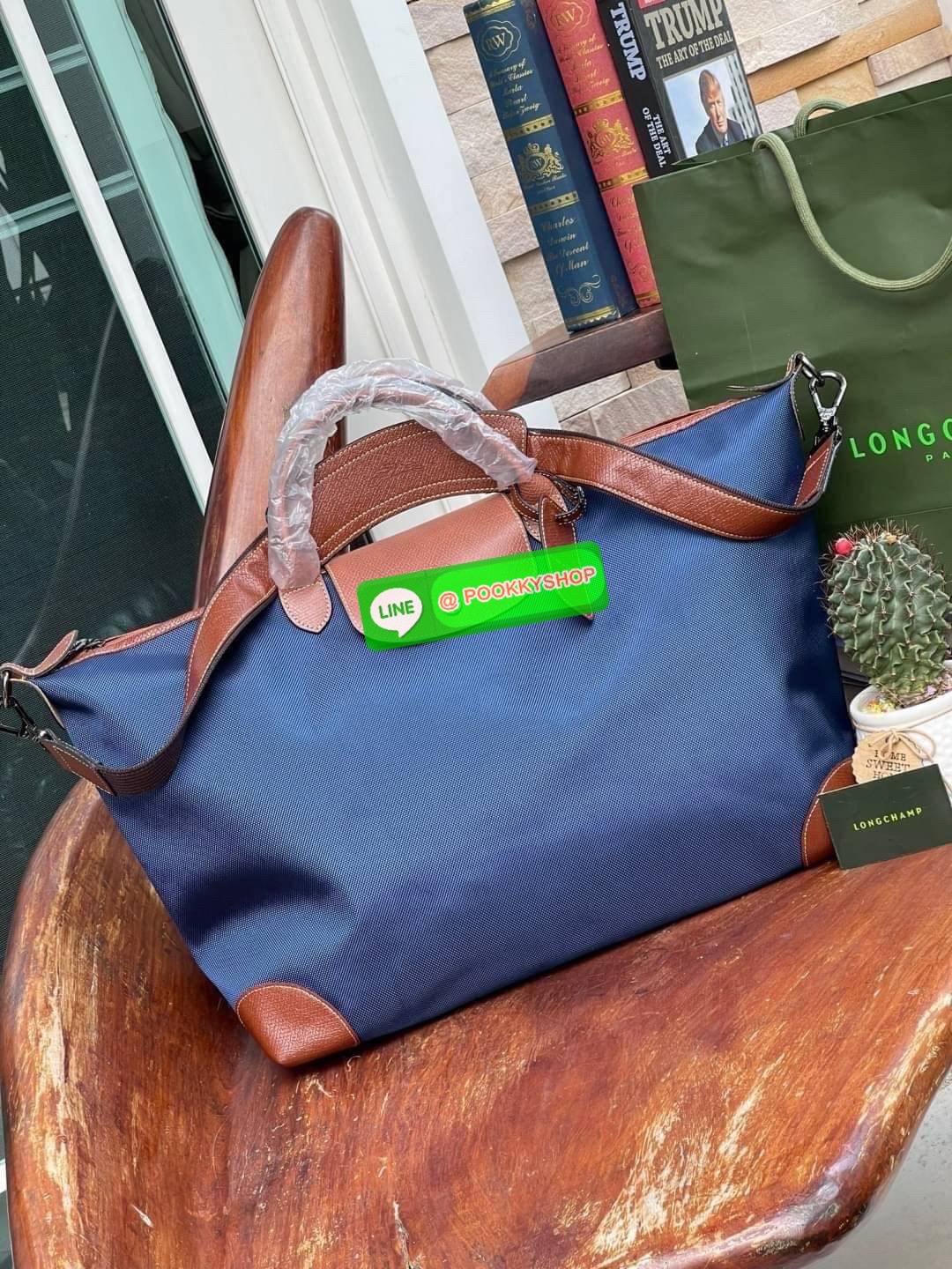 💕 LONGCHAMP BOXFORD TRAVEL BAG L กระเป๋าเดินทางขนาดใหญ่ มาพร้อมสายสะพายที่สามารถถอดได้ ให้คุณเลือกสะพายไหล่หรือถือได้ มีซิปรูดเปิดปิดกระเป๋าที่ให้คุณมั่นใจได้ว่าคุณจัดเก็บไอเท็มของคุณได้อย่างมิดชิด บ็อคฟอร์ด (BOXFORD) สะท้อนความเป็นเอกลักษณ์ของแบร