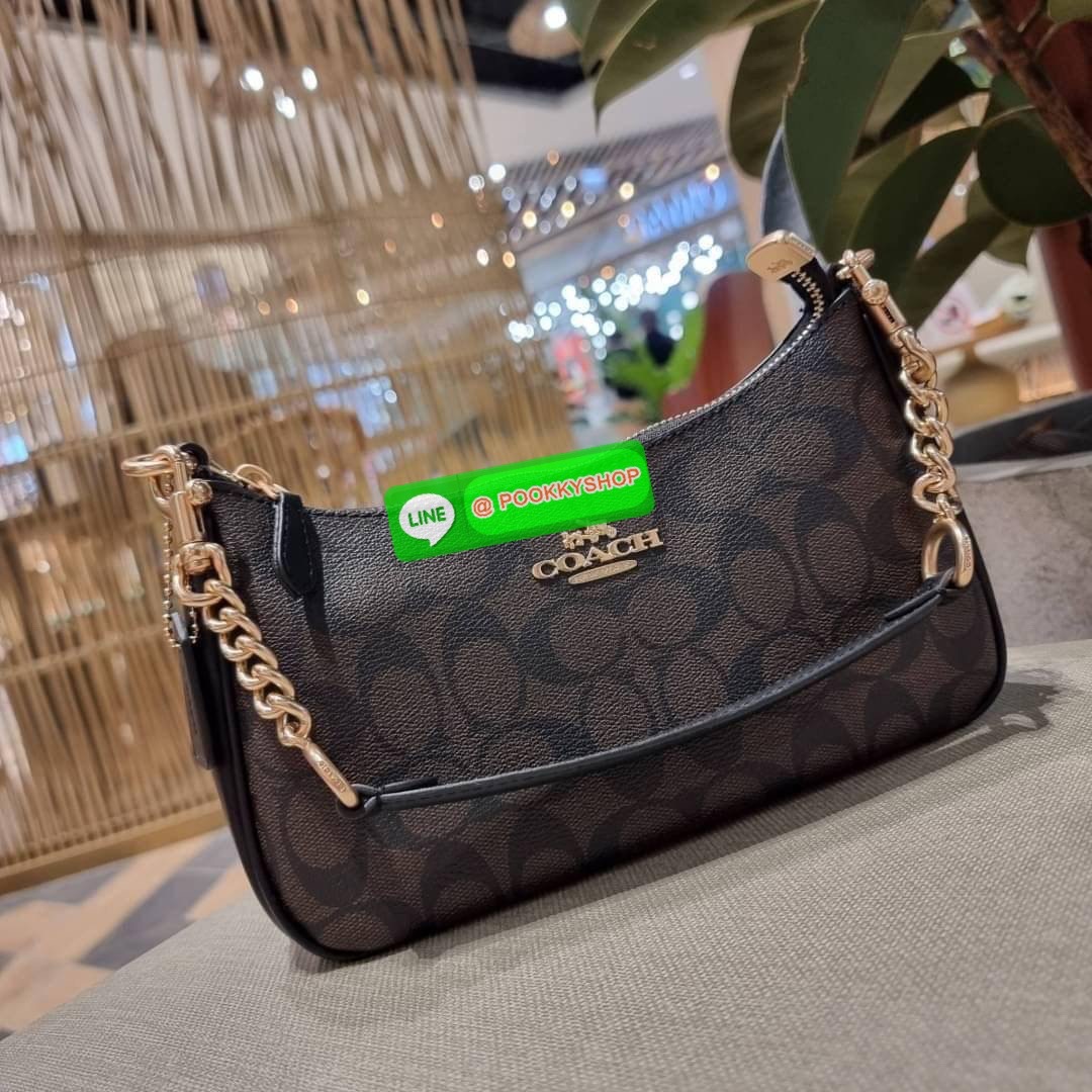 COACH CA548 TERI SHOULDER BAG IN SIGNATURE CANVAS คอลเลคชั่นใหม่ล่าสุด ที่สาวๆรอคอย กระเป๋าสะพายไหล่กึ่งทรงพอช พร้อมเสิร์ฟความสวยถึงบ้านไปเลยก่อนใคร แบบไม่ต้องพรีฯ ด้วยดีไซน์คลาสสิคที่แอบแฝงความเรียบหรู มาพร้อมสายสะพาย 2 เส้น เป็นสายโซ่คล้องแขนและสายสะพาย