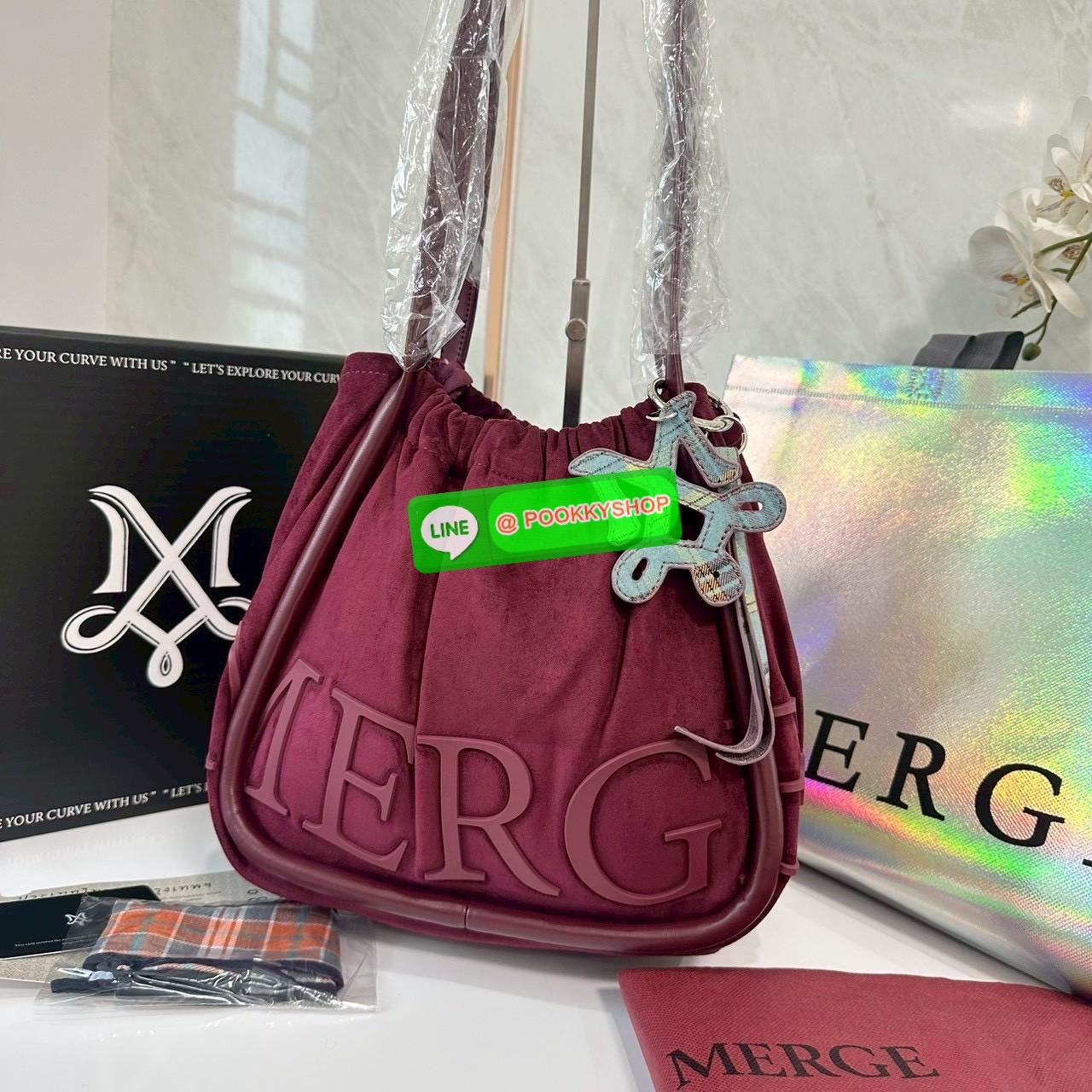 Merge A Day Bag Medium - Suede Edition (Limited) กระเป๋าสะพายไหล่ size ใหม่ ขนาดกระทัดรัดขึ้น แต่ยังสามารถจุของได้เยอะเหมือนเดิม ปรับสายกระเป๋าเป็นแบนสะพายทั้งวันไม่รู้สึกเมื่อยไหล่คะ
