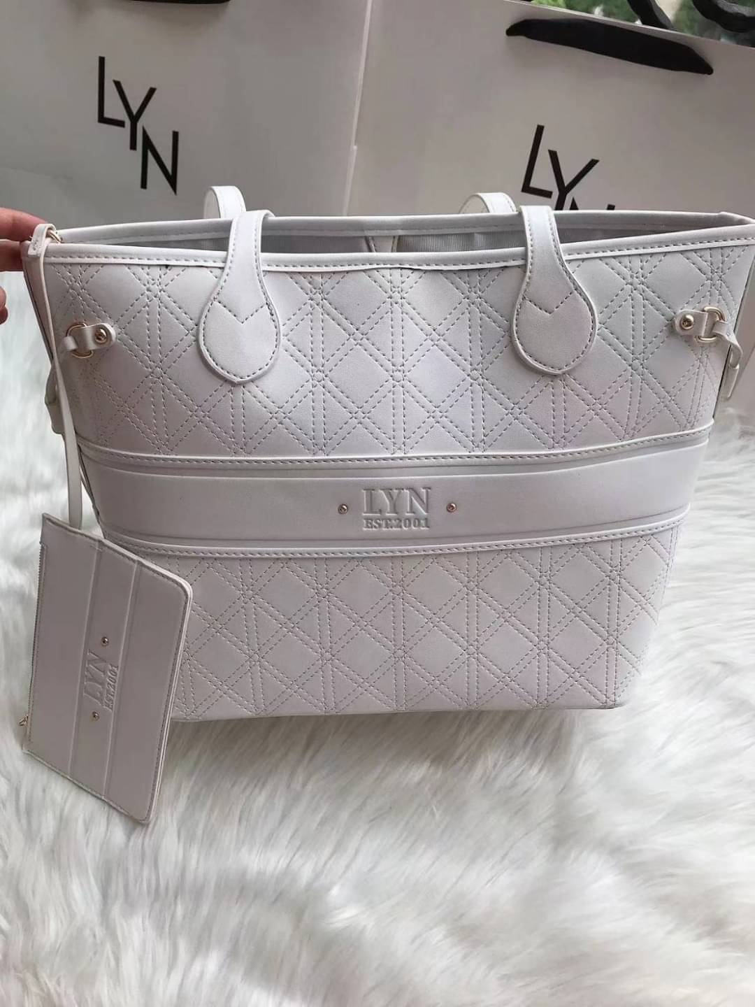 LYN สะพายข้าง ทรงช็อปปิ้ง ด้านในโล่งกว้างจุของได้เยอะ มีช่องซิปเล็กๆ นะคะ