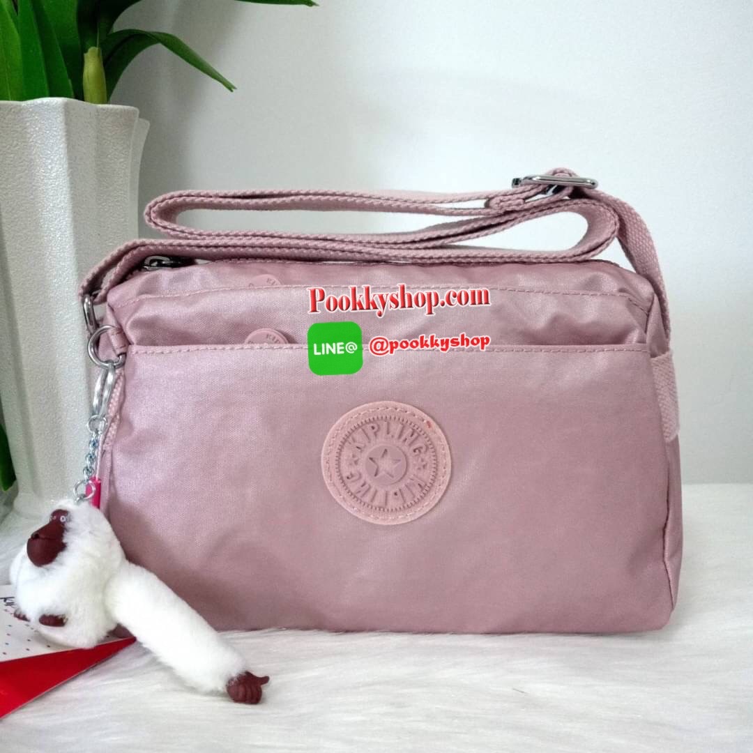 KIPLING Mini Crossbodybag กระเป๋าสะพายข้างขนาดกะทัดรัด ผลิตจากวัสดุ Nylon+ Polyester100% มีช่องใช้งานแยกย่อยมากถึง 4 ช่อง -ด้านหน้ามีช่องซิป 2 ช่อง -ช่องหลักโล่ง กว้าง จุของใช้ได้เยอะ -ด้านหลังมีช่องซิปอีก 1 ช่อง มาพร้อมพวงกุญเเจลิง สายสะพายยาวสามารถปรับไ