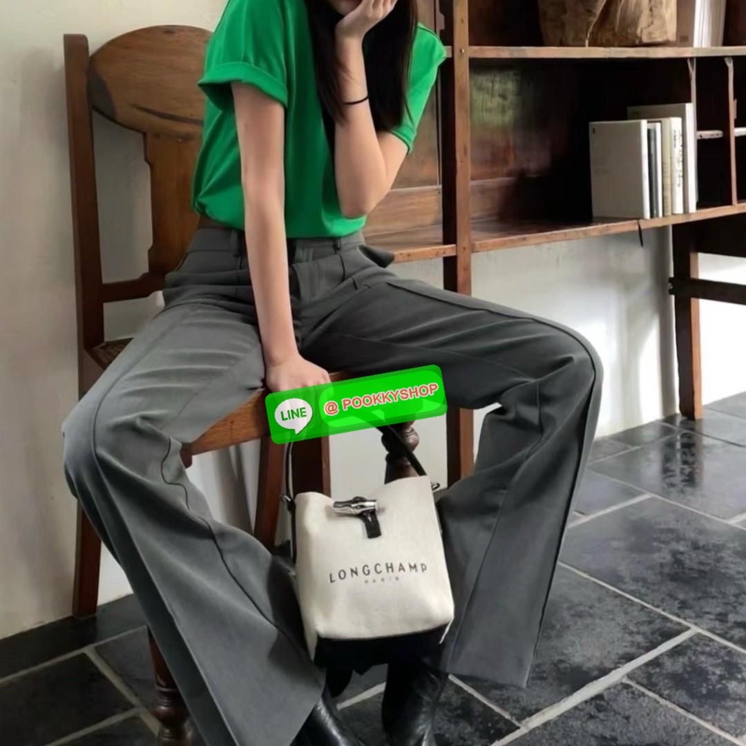 พร้อมส่งที่ไทยอีกครั้ง Longchamp Roseau Bucket Bag S กระเป๋ารุ่นถังไซส์มินิ ที่ขายดีที่สุดในตอนนี้ ตัวกระเป๋าทำจากผ้าแคนวาสเนื้อดี คาดด้วยหนังสีดำ ใบนี้เปิดปิดด้วยตัวคาดยึดด้วยอะไหล่สีเงิน ด้านในใส่ไอแพดมินิ กระเป๋าสตางค์ยาวได้ พร้อมกับหนังรองฐาน สามารถวา