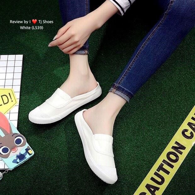 รองเท้าผ้าใบเปิดท้ายนำเข้า เกร๋ชิค สุดๆ สวมใส่ง่ายใส่นิ่มเดินสบาย พื้นยางเกรด A ใส่กับชุดอะไรก้เกร๋ บิดได้งอได้ งานดีคุณภาพดี ซื้อไปรับรองไม่ผิดหวัง เป็นรุ่นที่ร้านแนะนำเลย ช้าหมดอดน่ะคร๊ะ อย่ามัวรีรอ สั่งด่วนๆเลยจร้า (สูง1.5ซม.)
