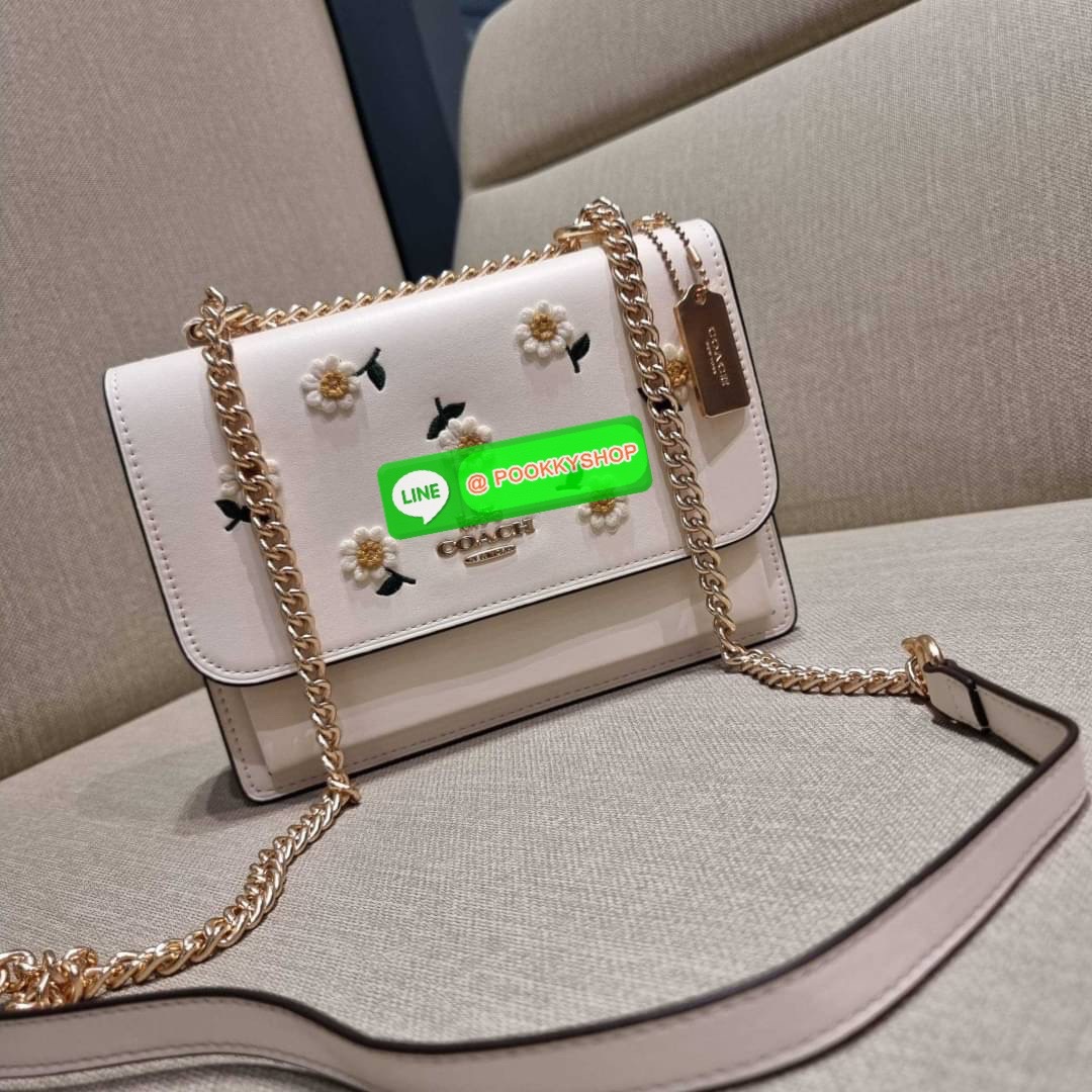 COACH C2858 KLARE CROSSBODY WITH DAISY EMBROIDERY ดอกเดซี่ฮิตไม่หยุดยั้ง!! ขายดิบขายดีทุกคอลเลคชั่น รอบนี้มาให้ได้ใช้งานง่ายกว่าเดิม กับกระเป๋าสะพายข้าง โทนสีละมุนลูกคุณหนู ดีไซน์ปักดอกเดซี่เพิ่มลูกเล่น ให้มีสีสัน วัสดุหนังแท้เต็มใบ สายสะพายโซ่สลับหนัง สะ