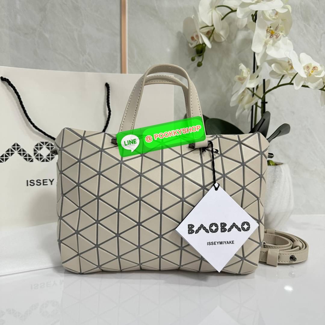 Bao Bao issey Miyake Tonneau Small Matte Bao Bao Issey Miyake รุ่น TONNEAU (ทอนโนะ) กระเป๋าทรง Boston Bag ที่โดดเด่นด้วยลายแพทเทิร์น 3 เหลี่ยมด้านเท่าเรียงต่อกัน ทำให้กระเป๋าใบนี้มีความโดดเด่นทั้งในเรื่องของดีไซน์ที่ทันสมัย และการใช้งานที่ครบทุกฟังก์ชั่น