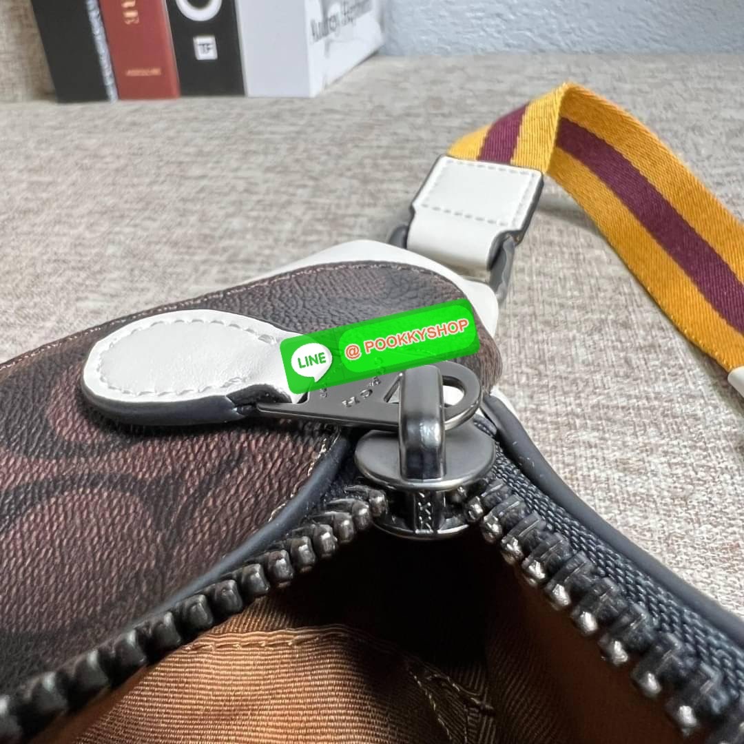 Coach Warren Belt Bag In Signature Canvas ( CB912 )With กระเป๋าคาดอก/เอว Coach Warren ในแคนวาสซิกเนเจอร์พร้อม ผ้าใบเคลือบซิกเนเจอร์และหนังลูกวัวอย่างดี ภายในกระเป๋ามัลติฟังก์ชั่น ปิดซิป ซับในผ้า กระเป๋าซิปด้านนอก สายปรับได้ ยาว 34 1/2" ใส่ได้เอว