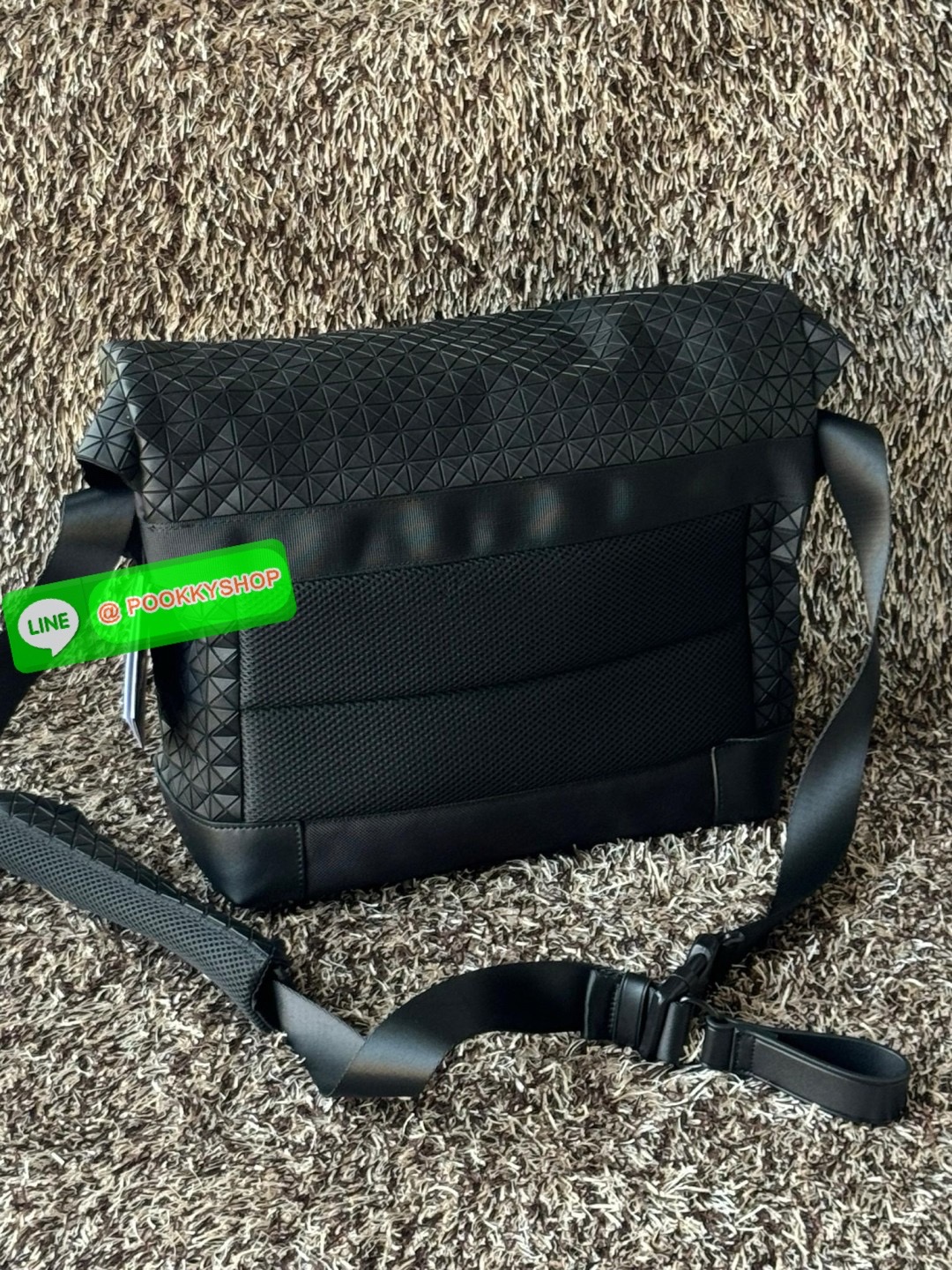 💕Baobao issey miyake Sling shoulder bag ดีไซน์เอกลักษณ์เฉพาะตัว ใส่ของได้เยอะ ช่องกระเป๋าเป็นระเบียบ โดยโดดเด่นด้วยแผ่นรูปสามเหลี่ยมอันเป็นซิกเนเจอร์ในการจัดเรียงสลับกัน รุ่นนี้ยังมีจุดเด่นในเรื่องคุณสมบัติการใช้งาน ภายในมีช่องบุหนาสำหรับใส่โน้ตบุ