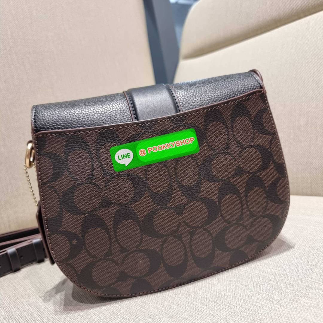 COACH C3593 GEORGIE SADDLE BAG IN COLORBLOCK SIGNATURE CANVAS WITH RIVETS ยกระดับความหรูให้กับตัวเองกันหน่อย ด้วยกระเป๋ารุ่นนี้!! ครอสบอดี้ที่ดีไซน์หรู อัพเลเวล ในราคาที่จับต้องได้ วัสดุหนังแคนวาสเคลือบสลับหนังเรียบ พิเศษไปอีกตกแต่งขอบด้วยหมุด เพิ่มดีเทลก