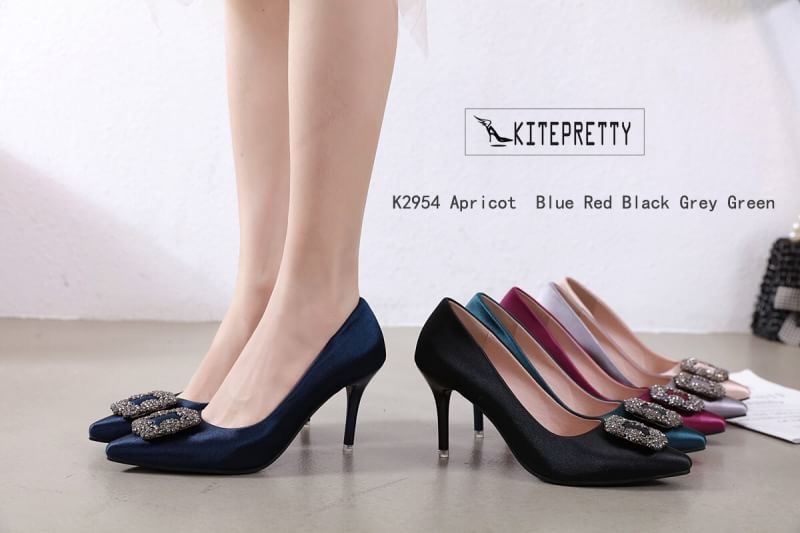 สินค้าพร้อมส่ง มาใหม่จ้าาา รองเท้าคัชชูงานผ้าซาติน สวยหรูเลยจ้าาา ทรงขายดี งานสวยเป๊ะทุกอณู คัชชูทรงหัวแหลมติดอะไหล่ ส้นเข็มสูง 3.5 นิ้ว ใส่ทำงาน ใส่ออกงานได้หมดจ้าา