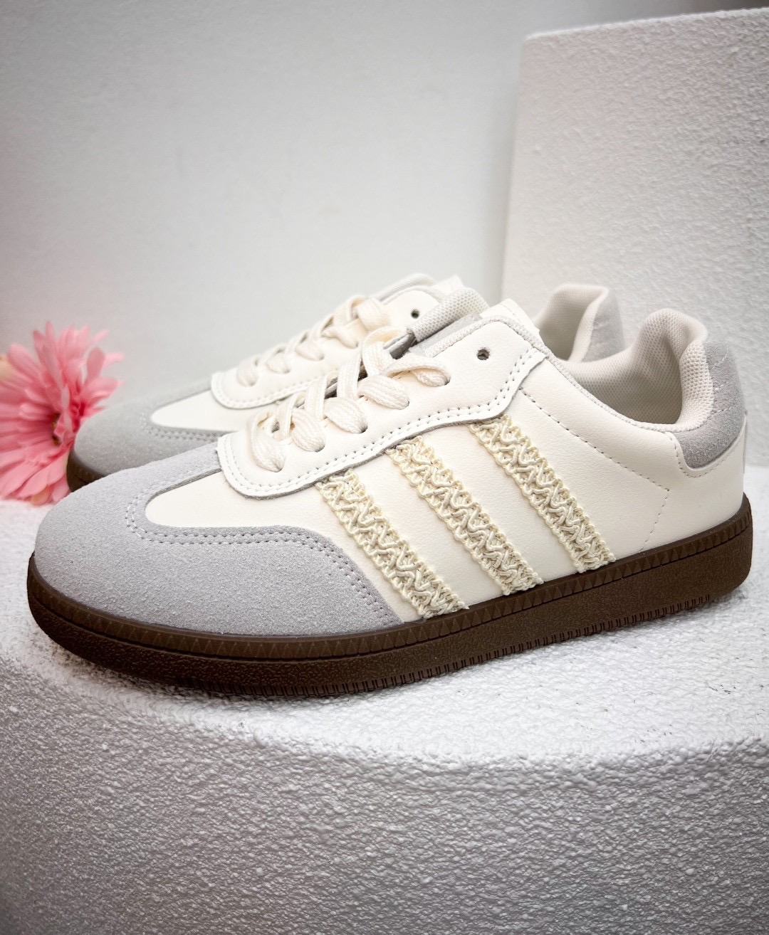 รองเท้าผ้าใบงานเกาหลี รุ่นนี้เป็นผ้าใบทรงที่ทุกคนต้องมี ด้ารข้างดีเทลเส้น สีละมุนมากใส่แล้ว สวยน่ารักมาก พื้นนิ่มใส่สบาย แมทช์กับชุดเริ่ดมาก ต้องมีแล้วน๊าา