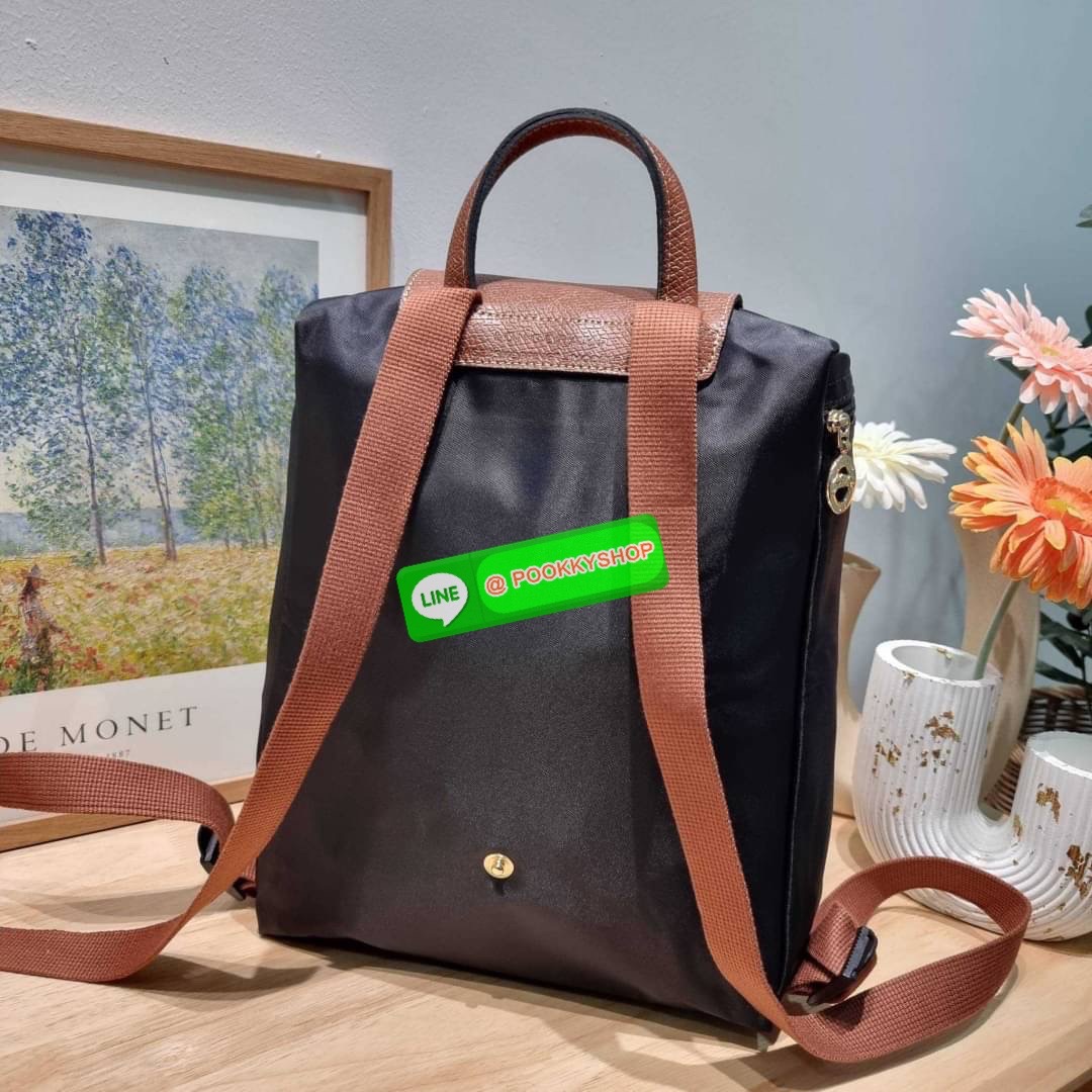 Longchamp le pliage original backpack 🔆 Details สวยคลาสสิคต้องไม่พลาด กับกระเป๋าสะพายทรงเป้ ขนาดกำลังดี น้ำหนักเบา ดีไซน์เรียบง่าย แต่ดูแพง ปากกระเป๋าออกแบบให้มีฝาปิดและซิปแน่นหนา สายสะพายสามารถปรับใช้ตามชอบ ภายในโล่งกว้าง จุของได้สบายๆ พกพาไปไหนก