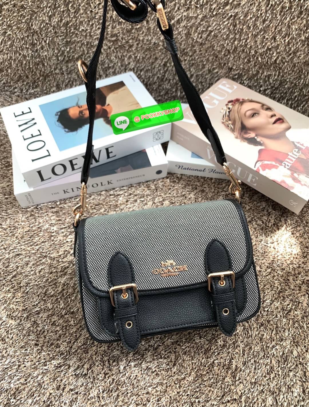 COACH LUCY CROSSBODY BAG((CA622)) 🔹พร้อมส่ง กระเป๋าสะพายแบบครอสบอดี้ร์ ทรงเก๋ วัสดุ แคนวาส+หนังแท้ ได้ลงตัวสวยงาม 🔹เปิดปิดกระเป๋าแบบกระดุมแป๊กสองข้าง ภายในมีข่องให้ใส่ของ3ช่องด้วยกัน ช่องค่อนข้างกางออกได้กว้าง จุของได้หลายอย่างเลยค่ะ มีช่อ