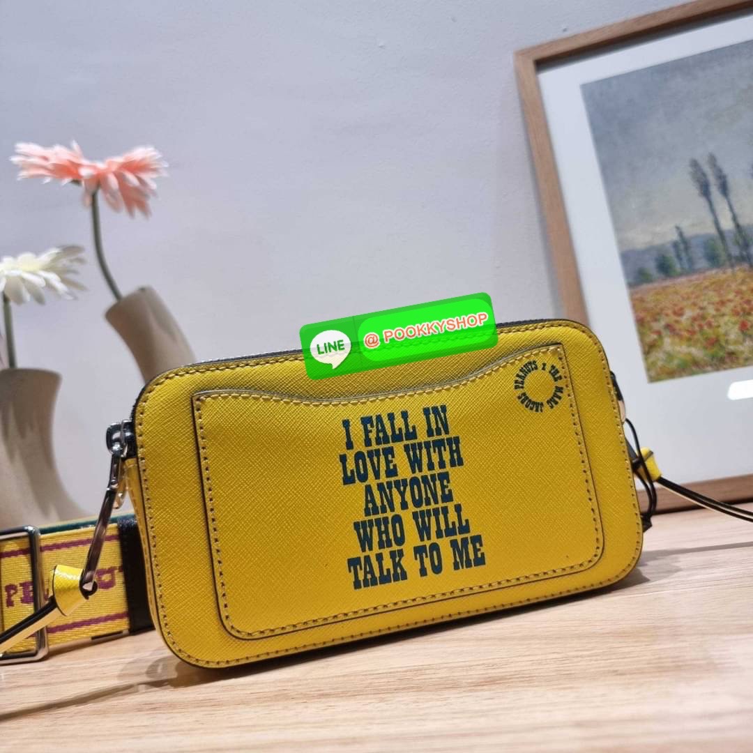 PEANUTS × MARC JACOBS THE SNAPSHOT CROSSBODY BAG คอลเลคชั่นแสนคิวท์ ที่ยกขบวนเหล่าซุปตาร์การ์ตูนมาให้แบบจัดเต็ม กับไอเท็มยอดฮิตที่โดดเด่นเป็นเอกลักษณ์ กระเป๋าสะพายข้างสุดปัง ดีไซน์ลายพรินท์แก๊งค์การ์ตูนสุดฮอต เรียกได้ว่าไม่ซ้ำใคร!! วัสดุหนังวัว สวยอยู่ทรง