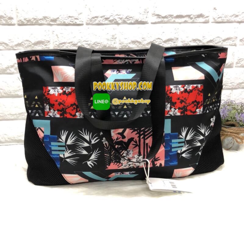 New !!! ADIDAS SOCCER SHOPPER BAG พร้อมส่งค่ะ กระเป๋าผ้าแคนวาส ทรงสปอร์ต ลายกระเป๋าสีสันสดใส น่าใช้มากๆค่ะ ด้านหน้ามีโลโก้แบรนด์ เปิดปิดกระเป๋าแบบซิป ภายในกว้าง ใส่ของจุ มีช่องซิปและช่องเล็กใส่ของจุกจิกค่ะ รุ่นนี้น้ำหนักเบา ใบจริงน่าใช้ จะพกพาวันสบายๆ หรื