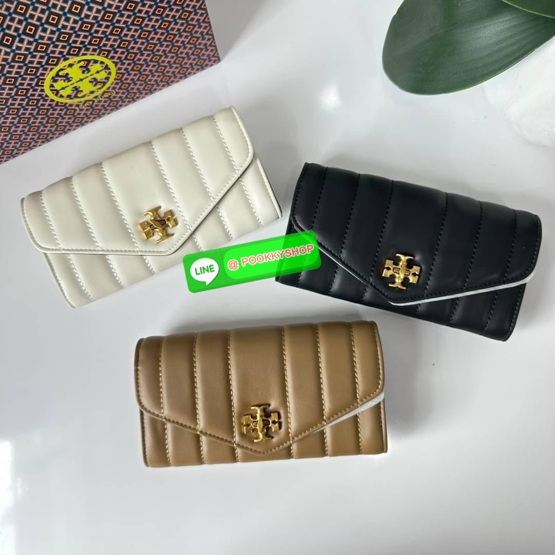 TORY BURCH KIRA CHEVRON POUCH KEY FOB 📍กระเป๋าสตางค์ใบยาว รุ่นใหม่ ทรงคลาสสิค 📍เปิด-ปิดด้วยอะไหล่บิดล็อค 📍ภายในมีช่องซิปตรงกลางสำหรับใส่เหรียญ ช่องใส่ธนบัตรและช่องใส่บัตร 📍วัสดุหนังแกะแท้ 📍จัดระเบียบกระเป๋าสตางค์ได้