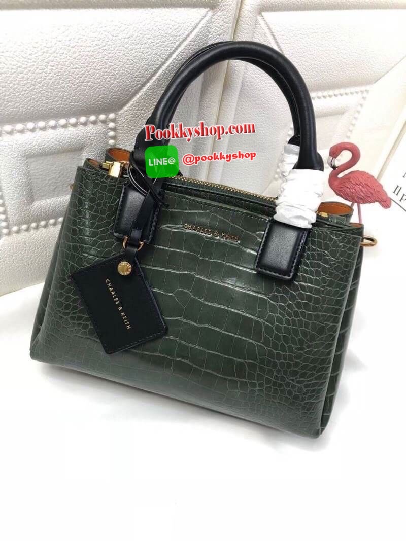 New arrival!! CHARLES & KEITH กระเป๋าถือ/สะพาย วัสดุ Saffiano คุณภาพดี น้ำหนักเบา ด้านหน้าประดับด้วยโลโก้แบรนด์สุดหรู เปิดปิดกระเป๋าด้วยกระดุมแม่เหล็กและซิป ด้านในโล่งกว้างมีช่องซิปสำหรับใส่ของ ใส่กระเป๋าสตางค์ใบยาวได้ Iphone+ได้ทุกรุ่น จุของได้เยอะ มาพร้